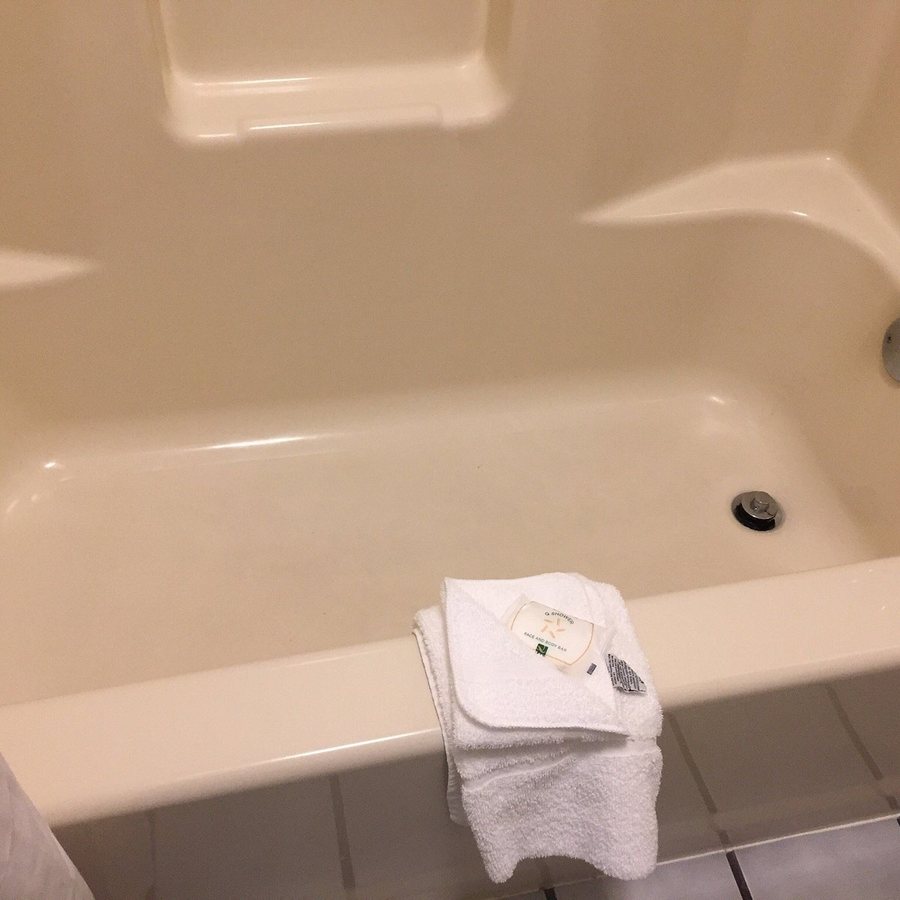 Quality Inn Gallatin Nashville Metro — Bathroom