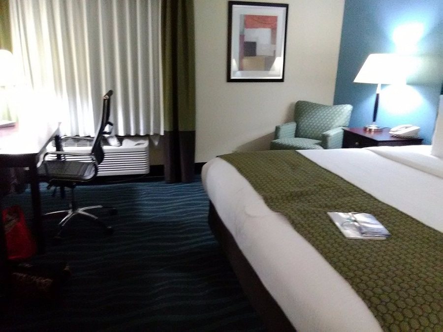 Quality Inn — Guest room
