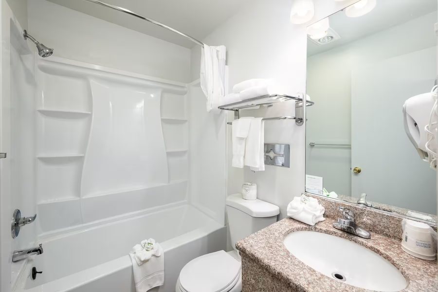 Quality Inn Grand Suites Bellingham — Bathroom