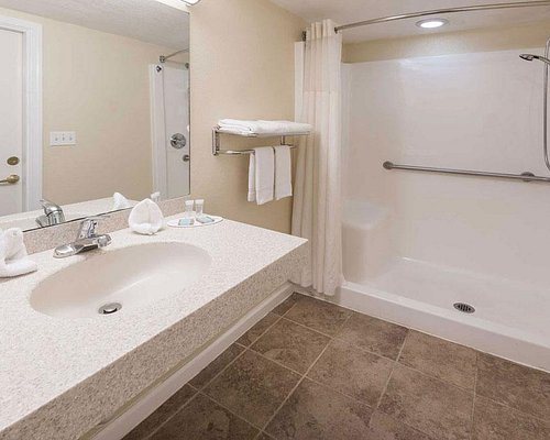 Quality Inn Grove City Columbus South — Bathroom