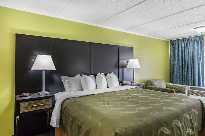 Quality Inn Hinesville — Guest room