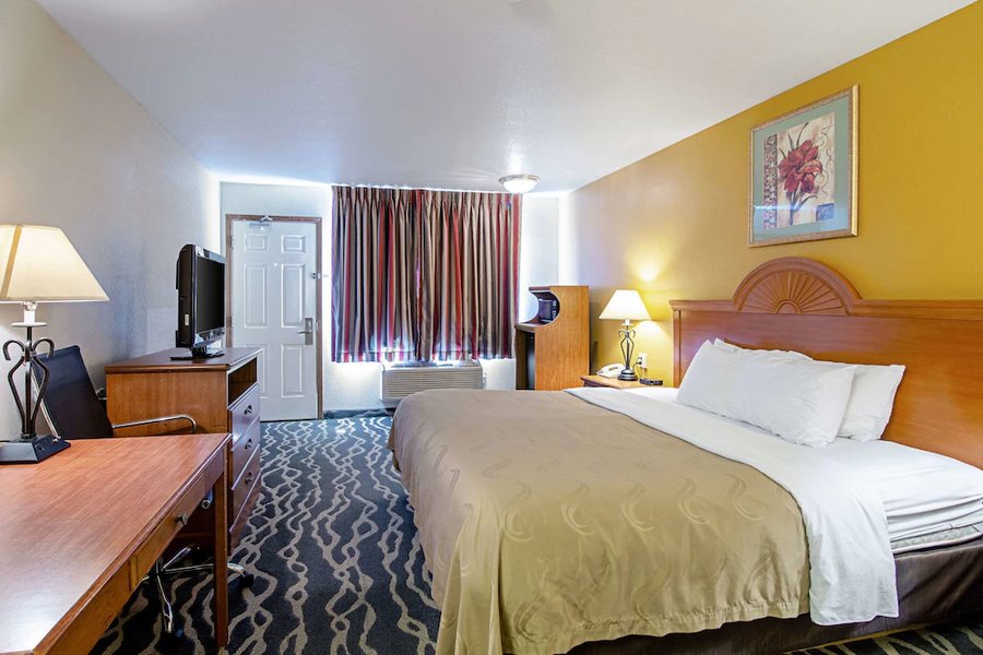 Quality Inn — Guest room