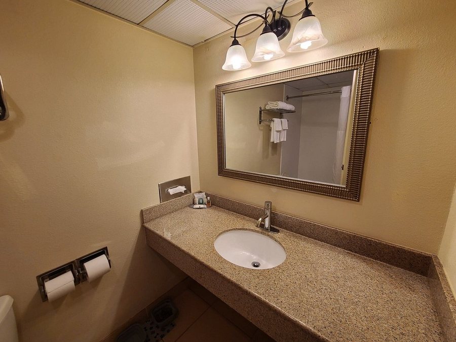 Quality Inn I 75 West Chester North Cincinnati — Bathroom