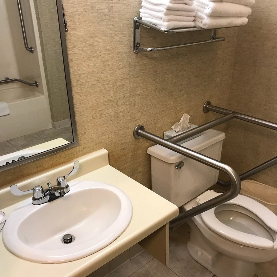 Quality Inn — Bathroom