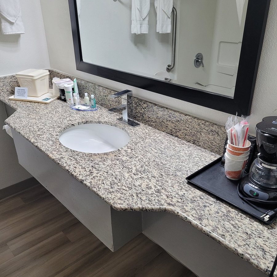 Quality Inn — Bathroom