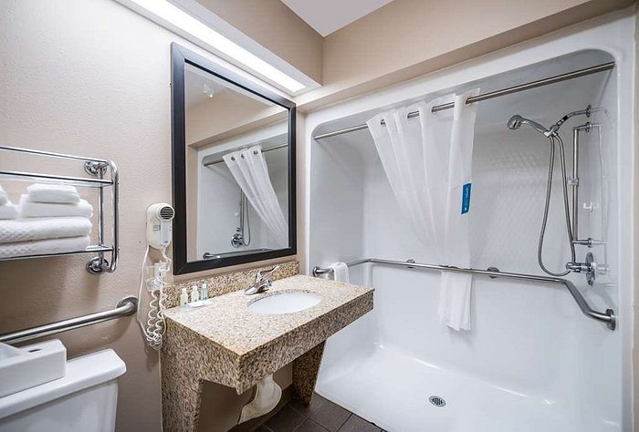 Quality Inn Jacksonville Orange Park near Naval Air Station — Bathroom
