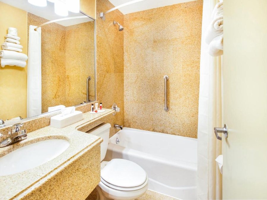 Quality Inn JFK Airport Rockaway Blvd New York City New York — Bathroom