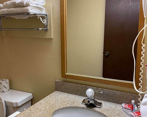 Quality Inn Junction City Near Fort Riley — Bathroom