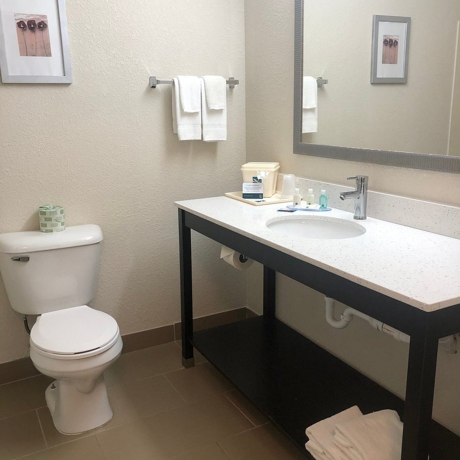 Quality Inn — Bathroom