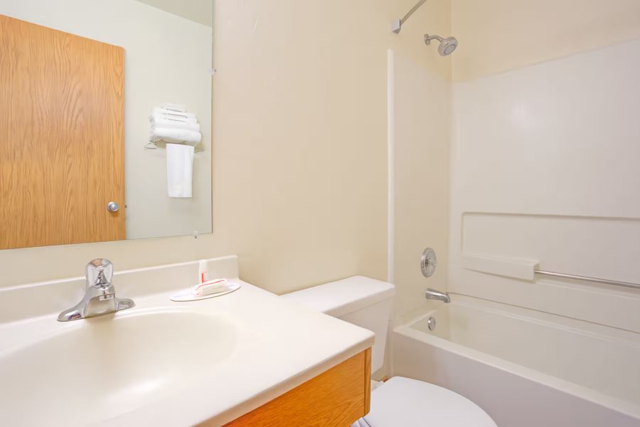 Quality Inn Klamath Falls Crater Lake Gateway — Bathroom