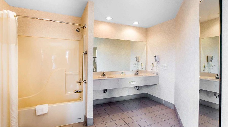 Quality Inn Knoxville West Cedar Bluff i40 i75 — Bathroom
