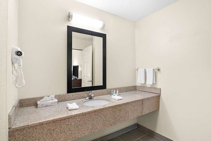 Quality Inn Lake George — Bathroom