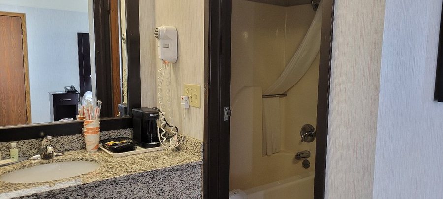 Quality Inn Lakefront — Bathroom