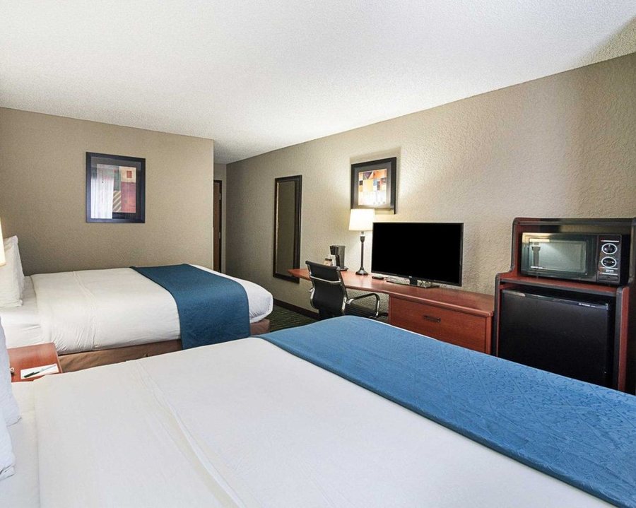 Quality Inn — Guest room