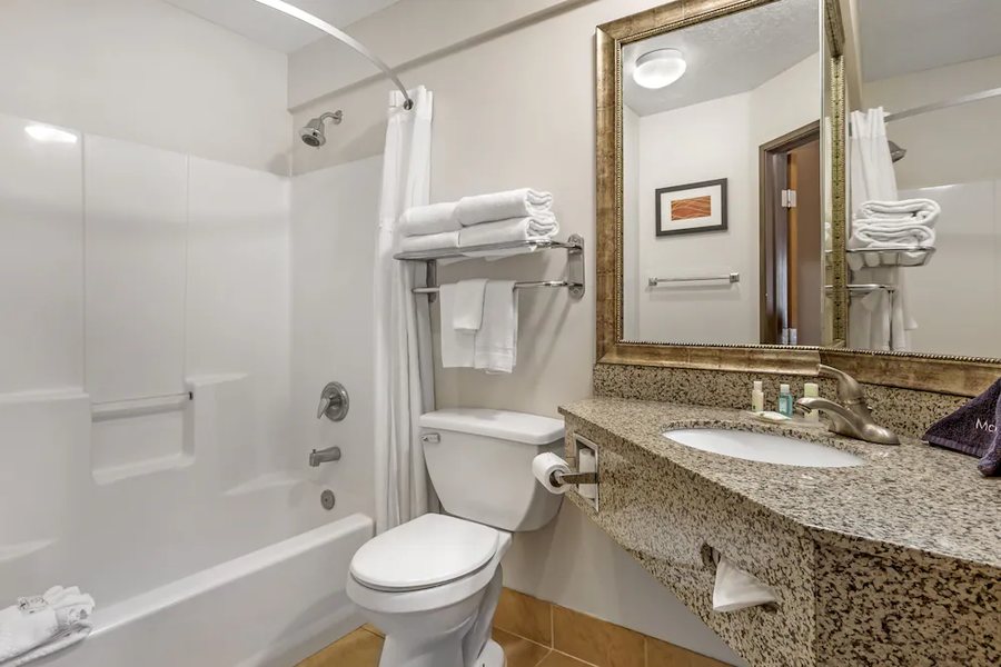 Quality Inn Logan Near University — Bathroom