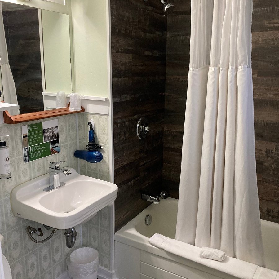 Quality Inn Lone Pine Near Mount Whitney — Bathroom
