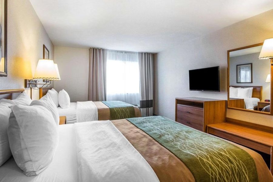 Quality Inn Lone Pine Near Mount Whitney — Guest room