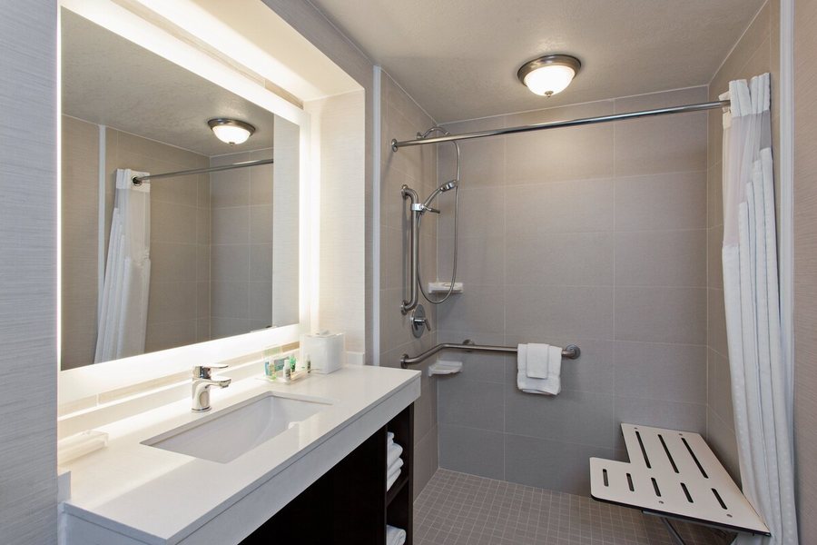 Quality Inn Long Beach Airport — Bathroom