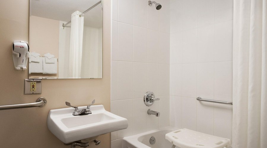 Quality Inn — Bathroom