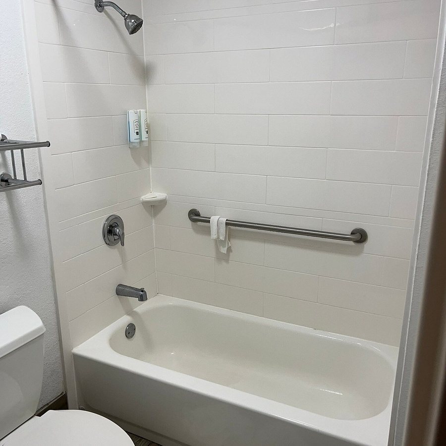 Quality Inn — Bathroom