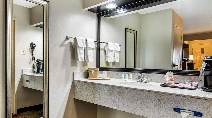 Quality Inn — Bathroom