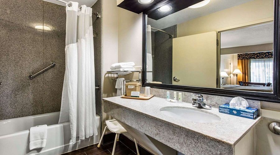 Quality Inn Memphis Northeast near I 40 — Bathroom