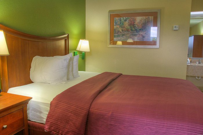 Quality Inn Merchants Drive — Guest room