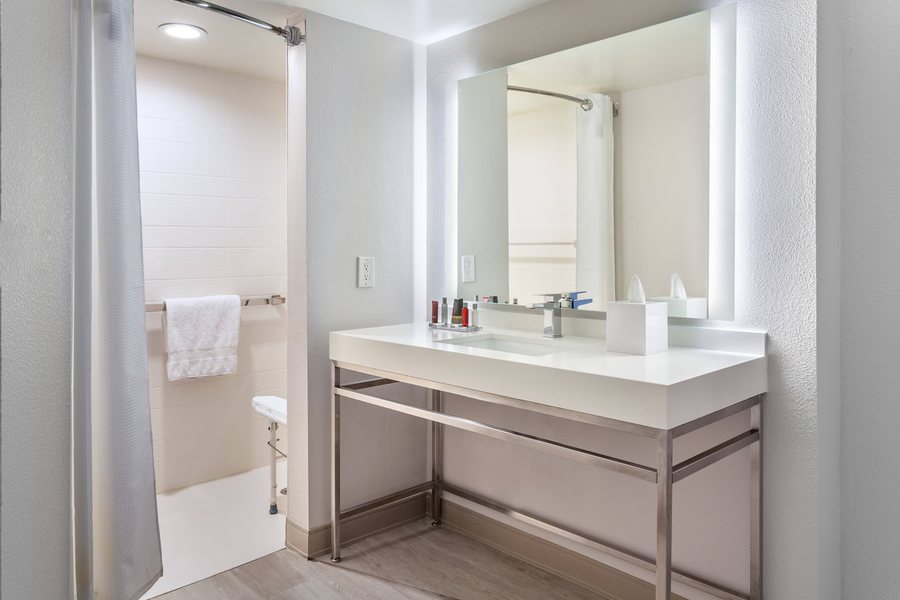 Quality Inn Miami Airport — Bathroom