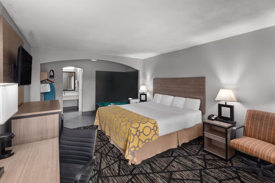 Quality Inn Mobile West Tillmans Corner — Guest room