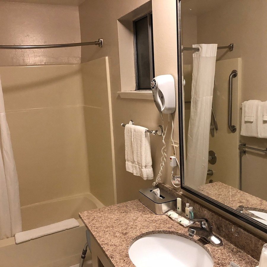 Quality Inn Monterey Fairgrounds Monterey CA — Bathroom
