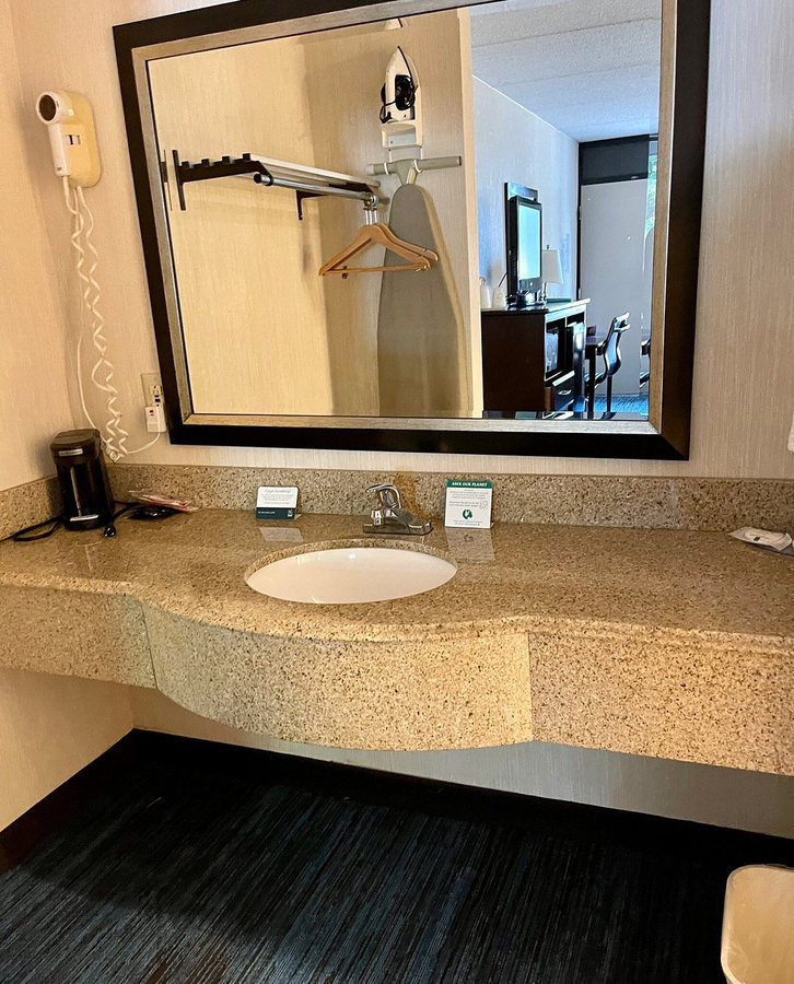 Quality Inn Mount Airy Mayberry — Bathroom