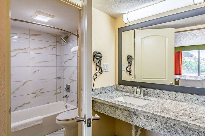 Quality Inn Mount Vernon At I 57 And I 64 — Bathroom