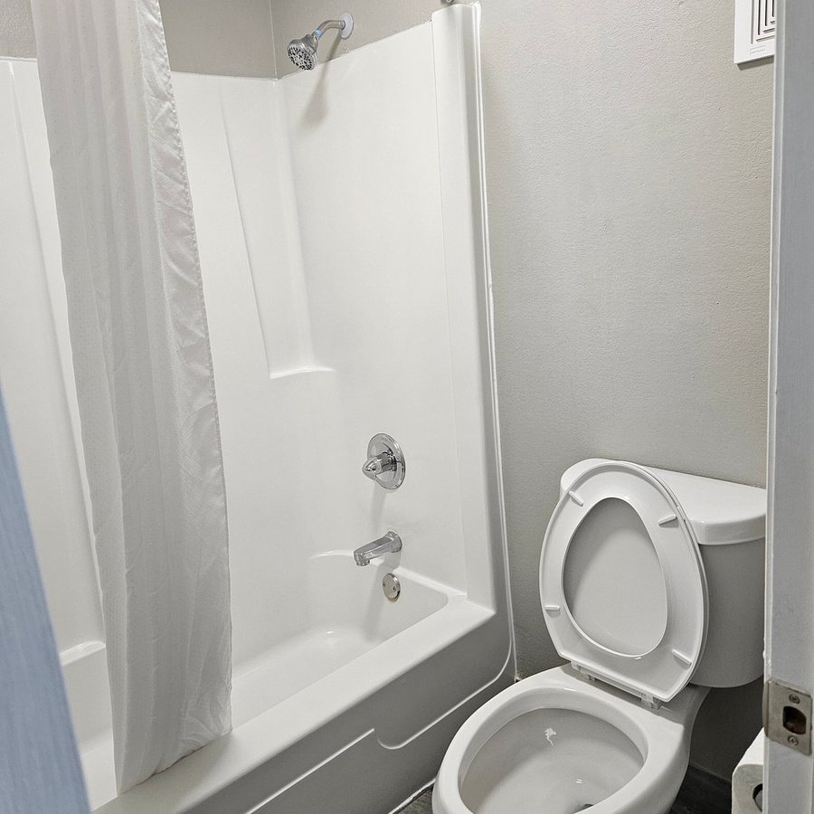 Quality Inn Nashville Bloomington — Bathroom