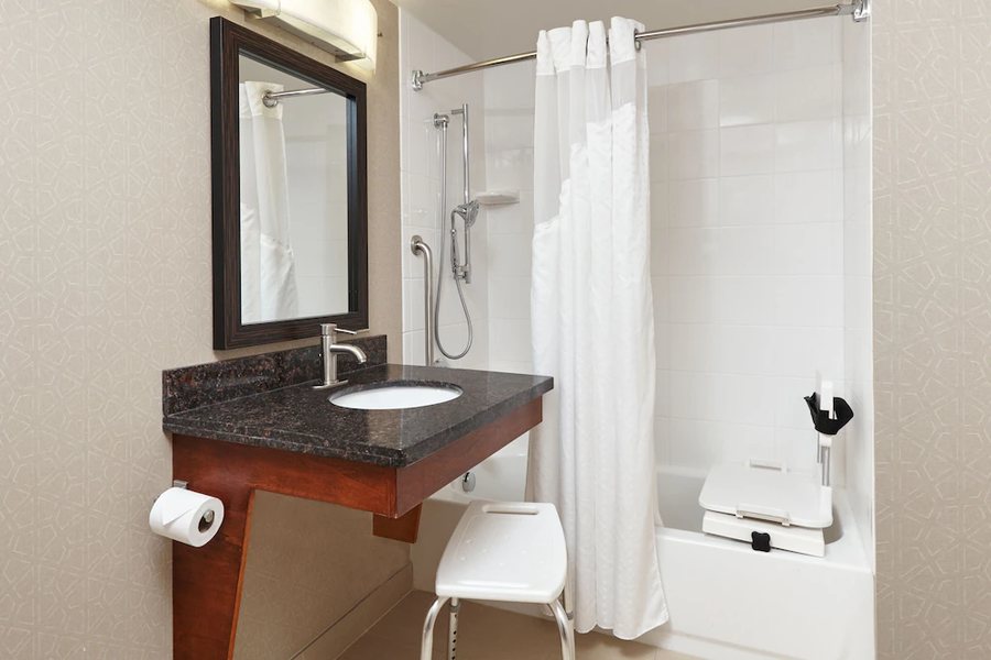 Quality Inn Near Hampton Coliseum — Bathroom