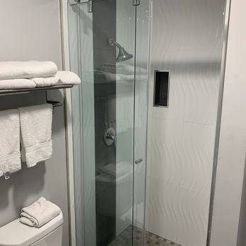 Quality Inn Near Hollywood Walk Of Fame Los Angeles California — Bathroom