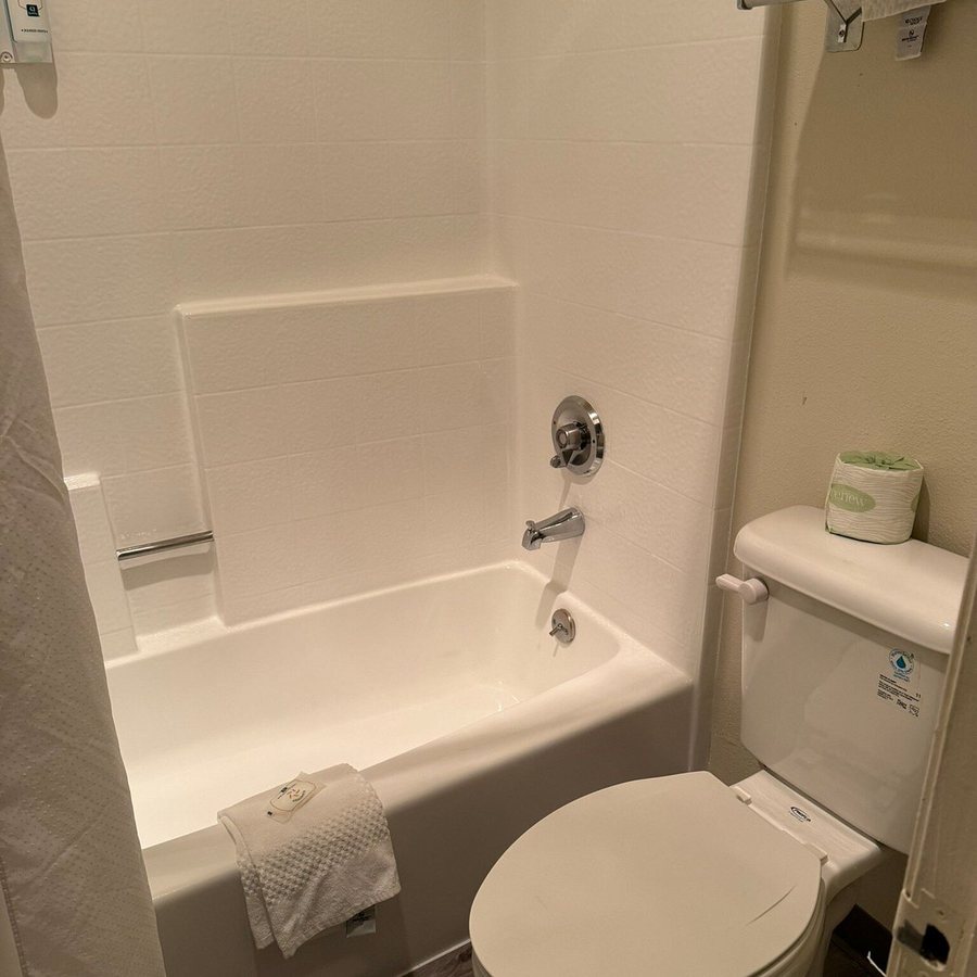 Quality Inn Near Mammoth Mountain Ski Resort — Bathroom