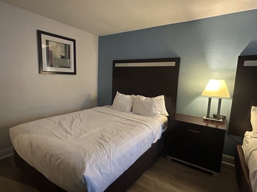 Quality Inn Near Mammoth Mountain Ski Resort — Guest room