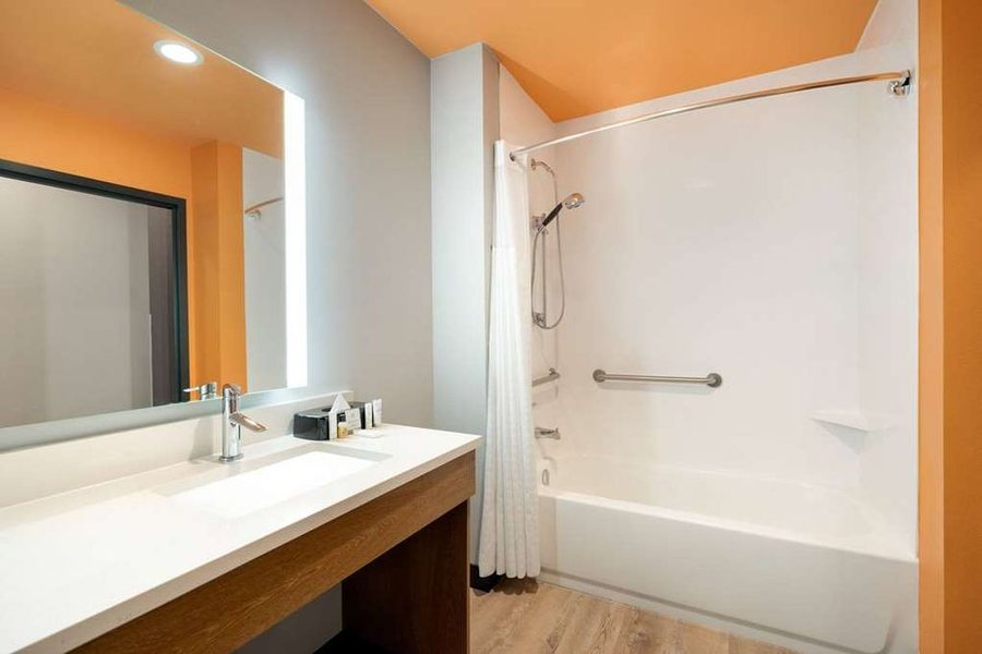 Quality Inn near Seaworld — Bathroom