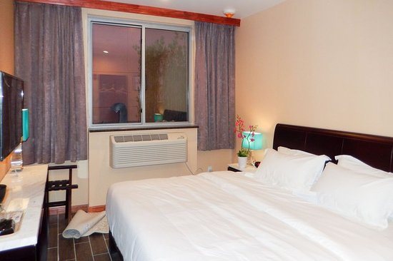 Quality Inn Near Sunset Park — Guest room