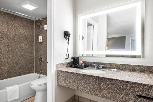 Quality Inn — Bathroom