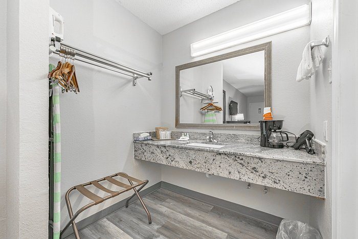 Quality Inn New River — Bathroom