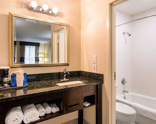 Quality Inn Northlake — Bathroom