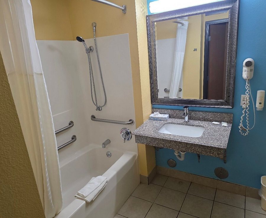 Quality Inn On Historic Route 66 — Bathroom