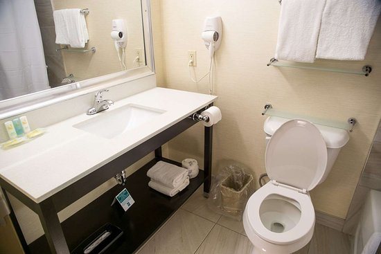 Quality Inn Ontario Airport Convention Center — Bathroom