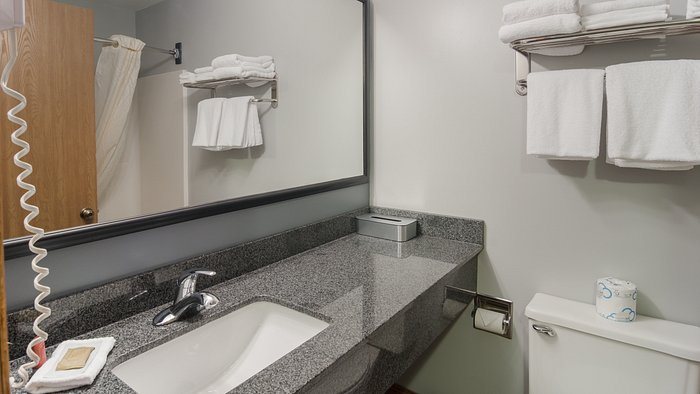 Quality Inn Paris — Bathroom