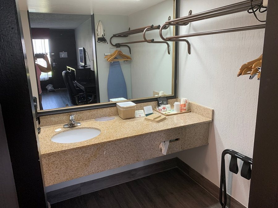 Quality Inn — Bathroom