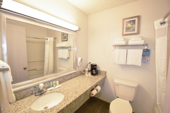 Quality Inn Perrysburg Toledo South — Bathroom