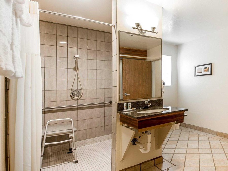 Quality Inn Petaluma Sonoma — Bathroom