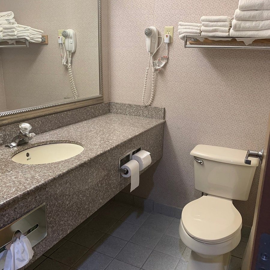 Quality Inn Portland Airport PDX — Bathroom
