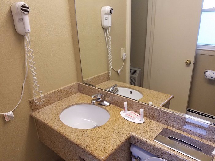 Quality Inn Poughkeepsie — Bathroom